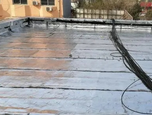 大东卫生间漏水维修公司分享下大东屋面楼顶防水刚性防水层施工要点。